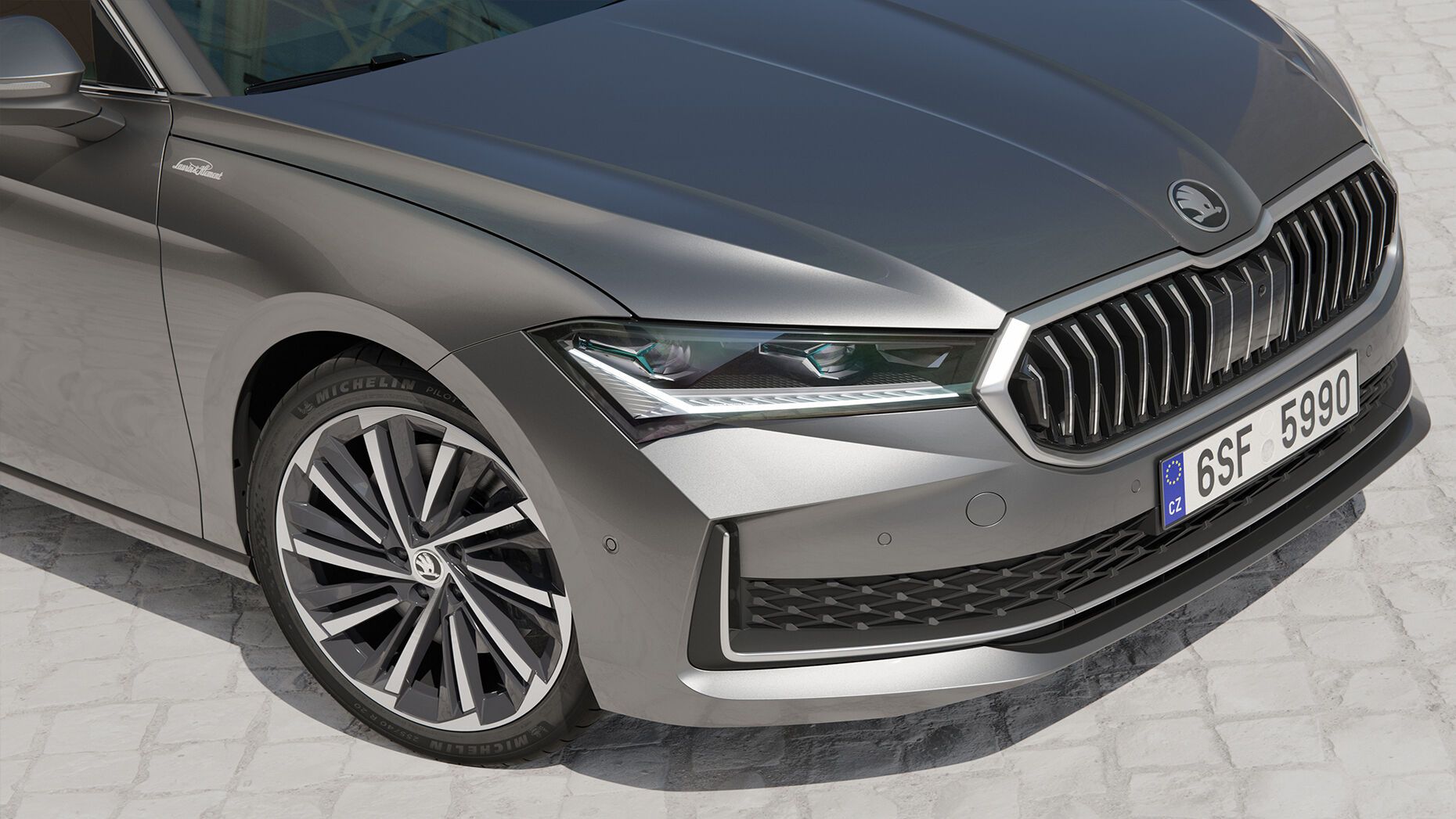 Parkender Škoda Superb Combi von schräg hinten 