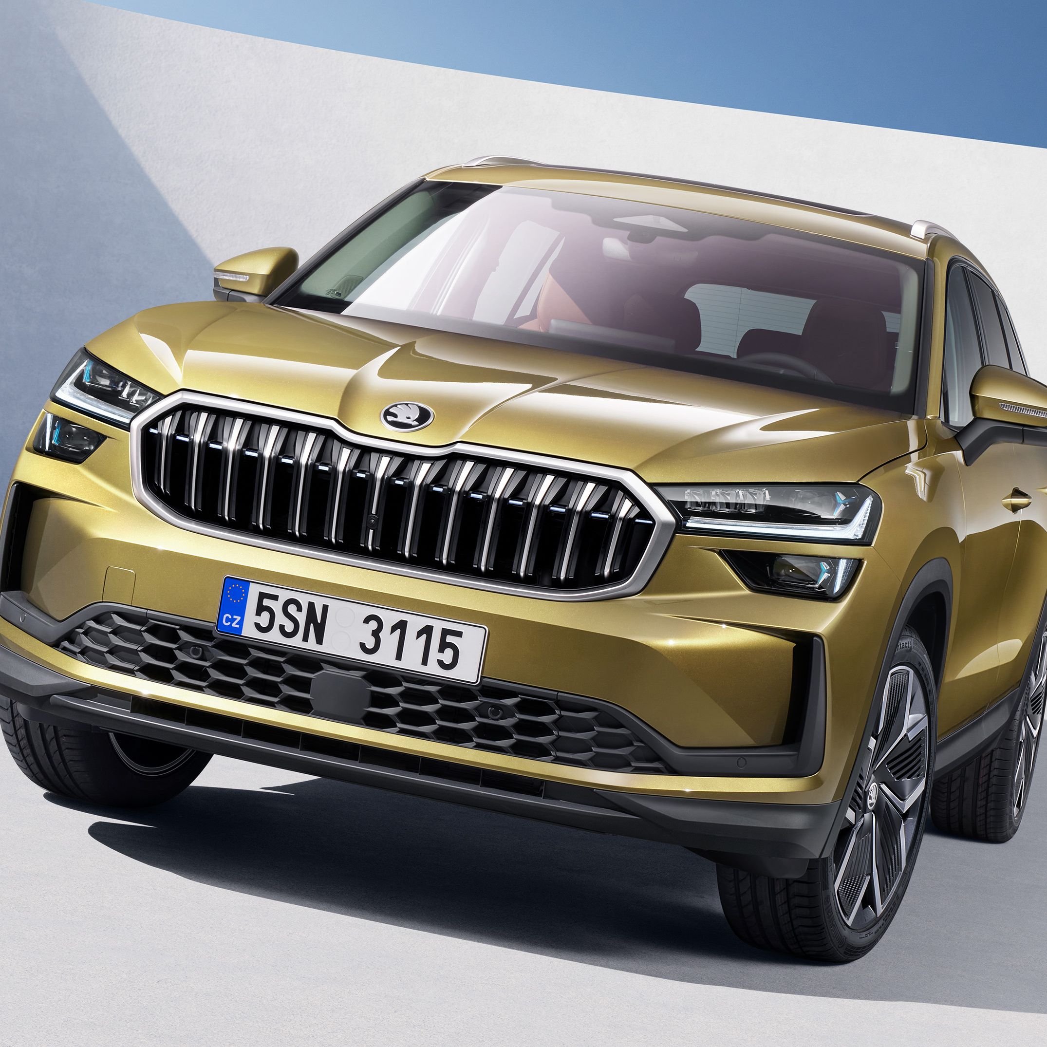 SKODA Kodiaq kék fehér háttérrel