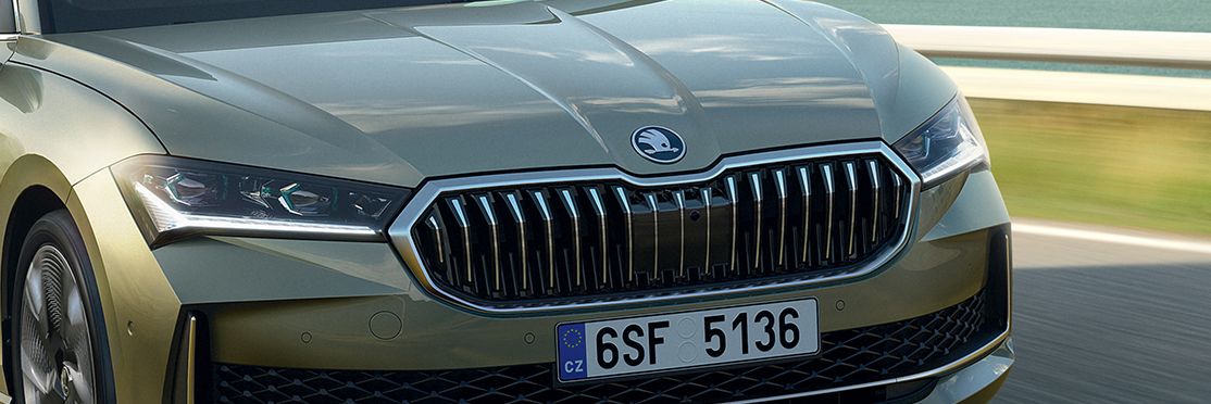 SKODA SuperB az úton, háttérben egy nagyváros