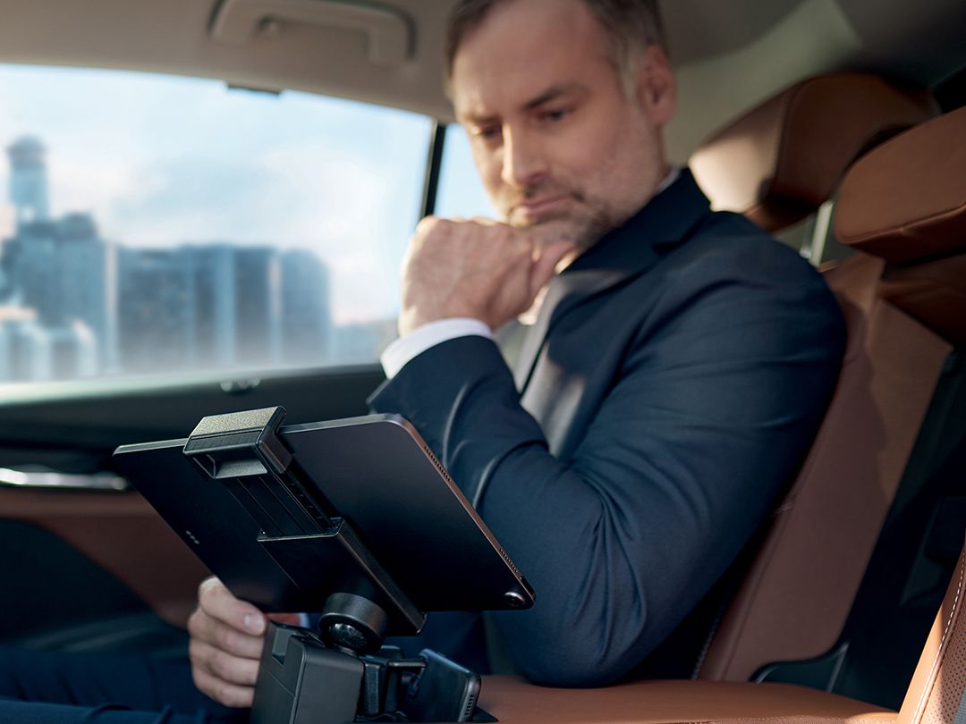 férfi néz egy tabletet az autóban