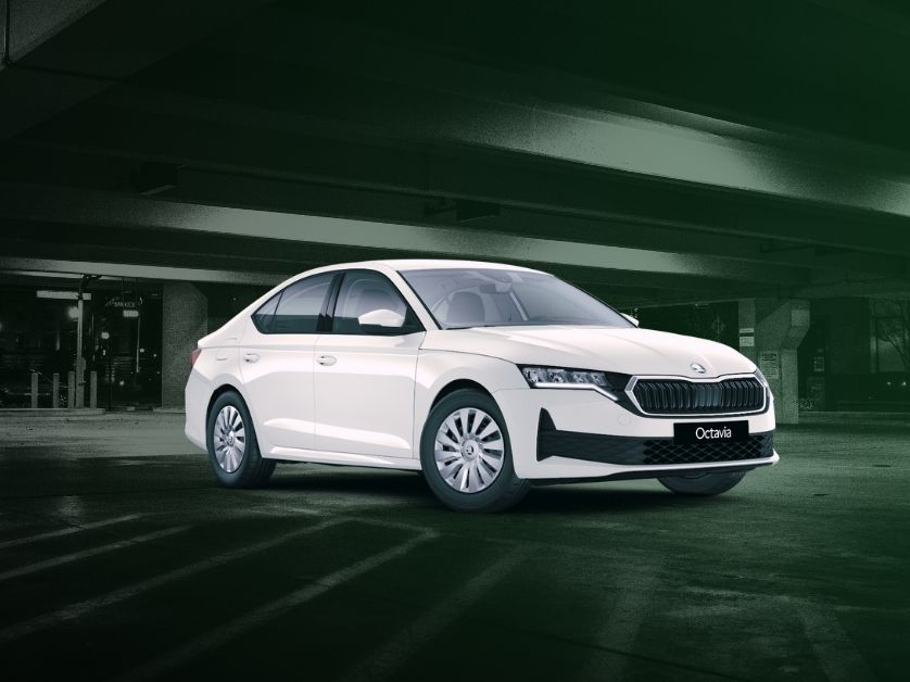 fehér skoda octavia üres garázsban
