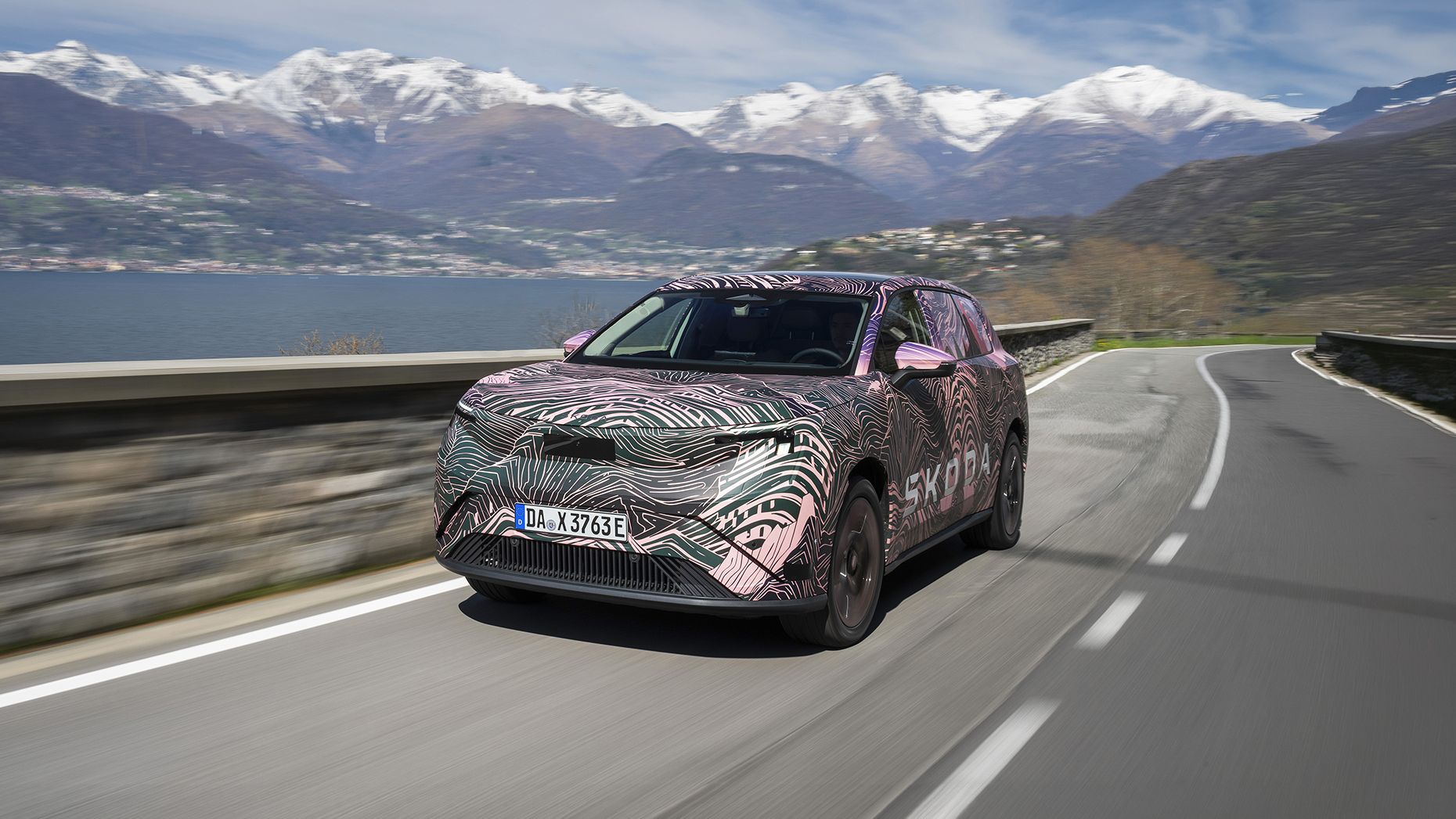 Škoda Peaq halad egy úton, a háttérben havas hegycsúcsok