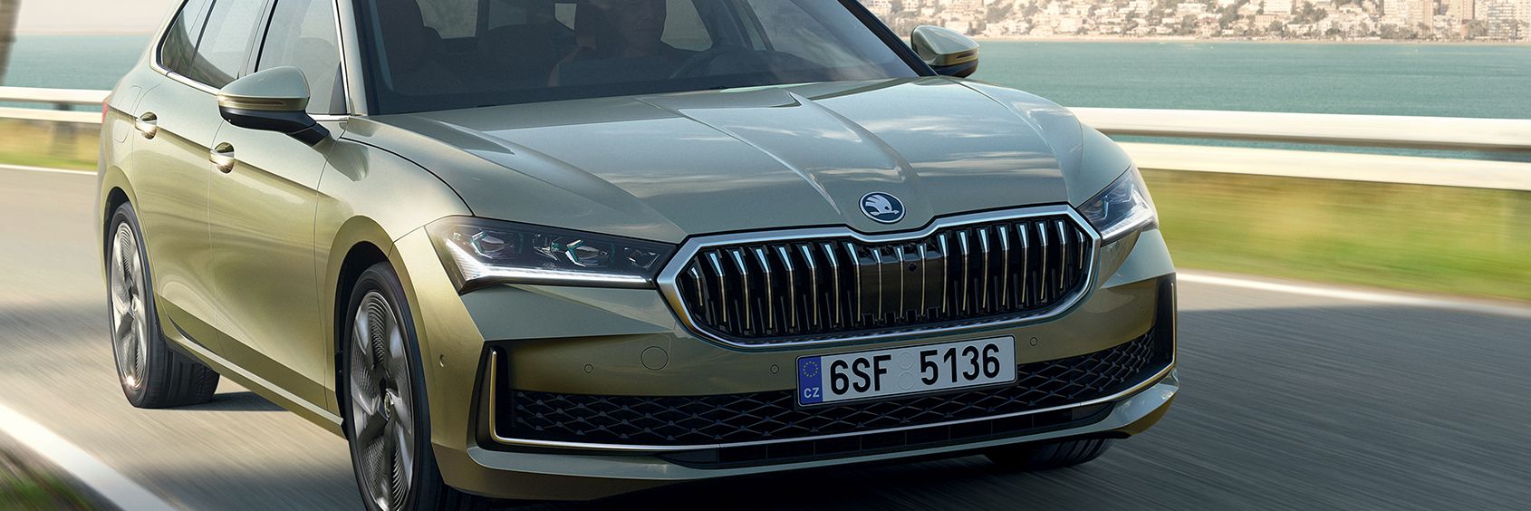 SKODA SuperB az úton, háttérben egy nagyváros