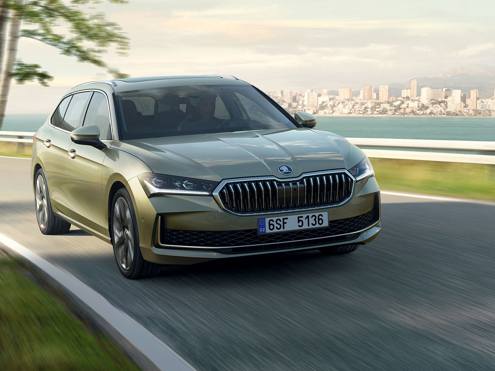 SKODA SuperB az úton, háttérben egy nagyváros