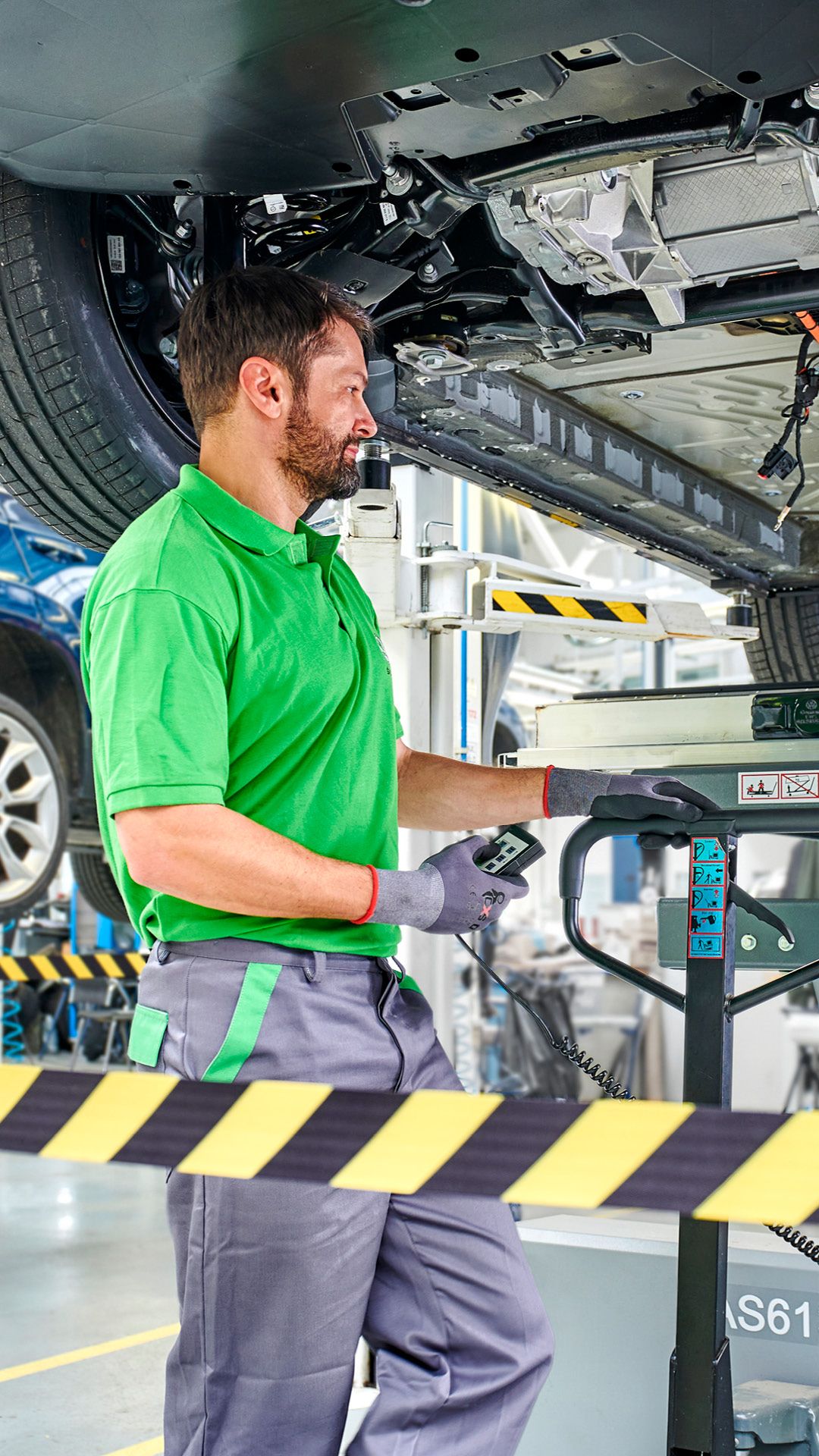 Ein Škoda Mechaniker beim Austausch einer Elektroauto Batterie.
