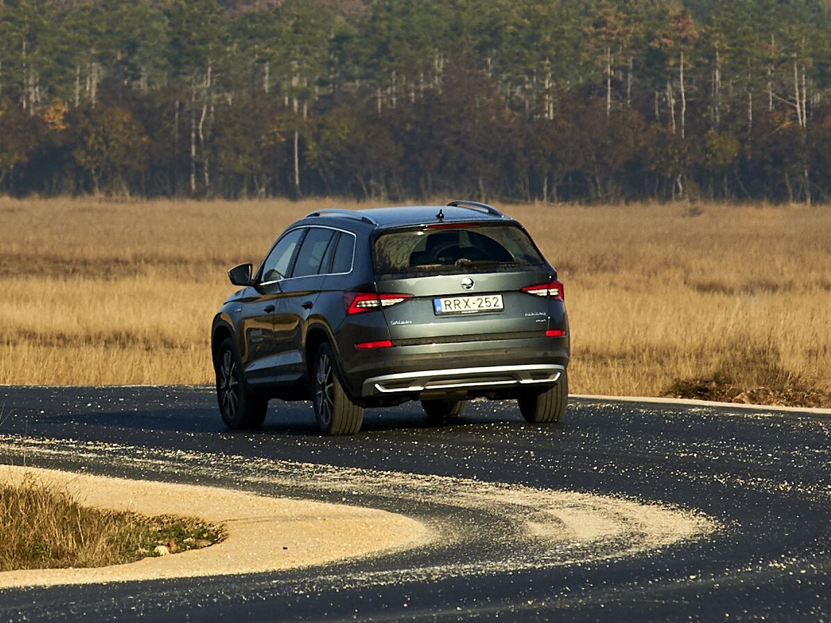 SKODA Kodiaq hátulról vidéki tájon