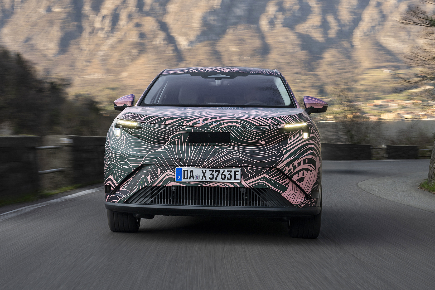Škoda Peaq elölről fotózva mozgás közben